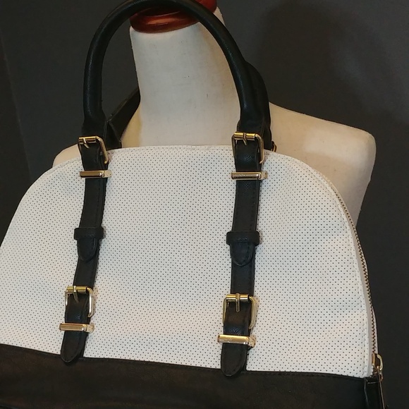 NWOT Black and White Faux Leather Shoulder Purse With Gold Toned Hardware - Picture 2 of 5